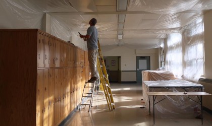 Wakacyjne remonty szkół – idealny czas na modernizację szatni