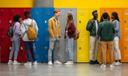 Kolorowe szafki szkolne? HIT, kt&oacute;ry sprawdza się w podstaw&oacute;wkach i szkołach ponadpodstawowych