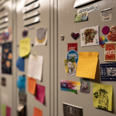 Drzwi szafek szkolnych ozdobione karteczkami, magnesami i naklejkami